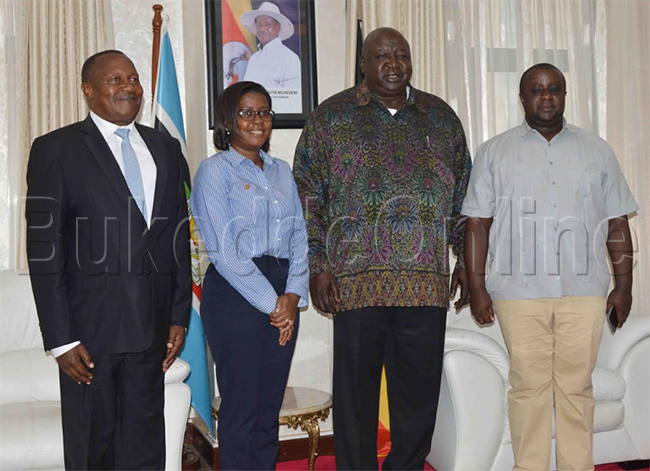 Nambooze ne banne mu office ya Minisita Henry Okello Oryam