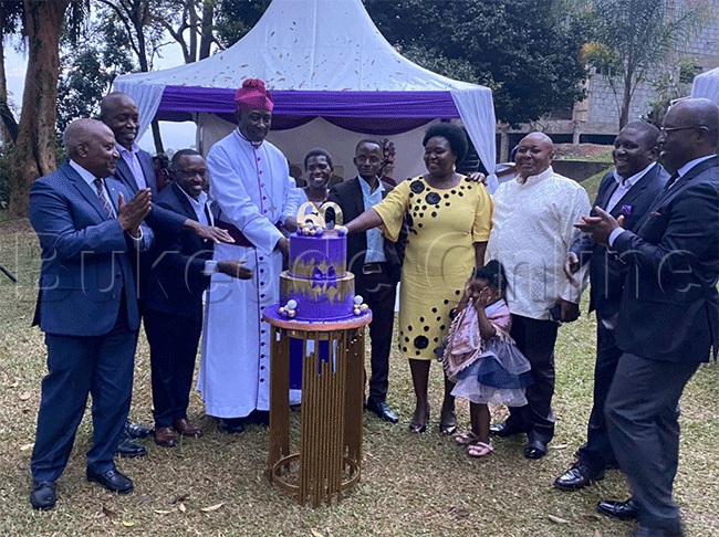 Ssaabalabirizi Stephen Kaziimba Mugalu ne mikwanogye nga basala keeki