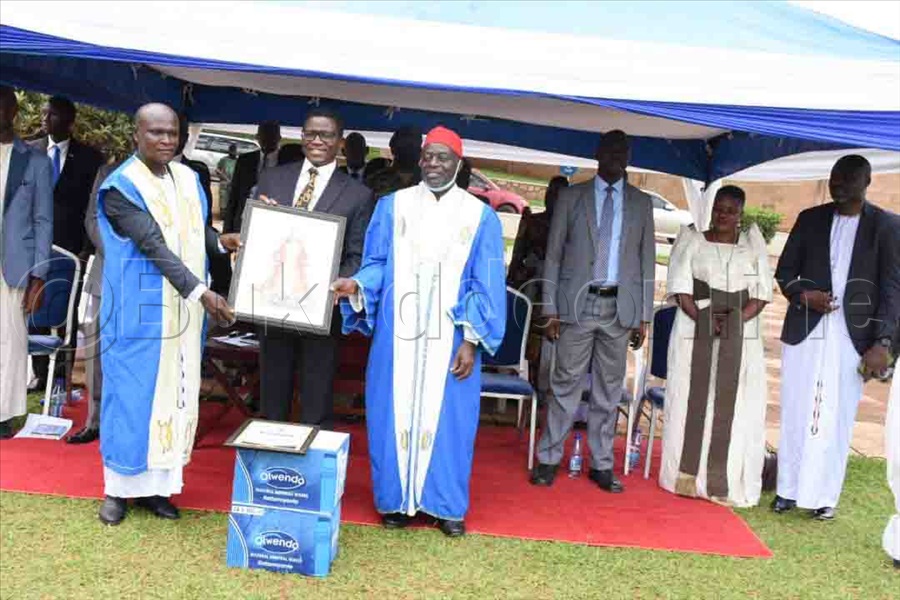 Ab'e Kyanamukaka Nga Bakwasibwa Ekifaananyi Kya Kabaka