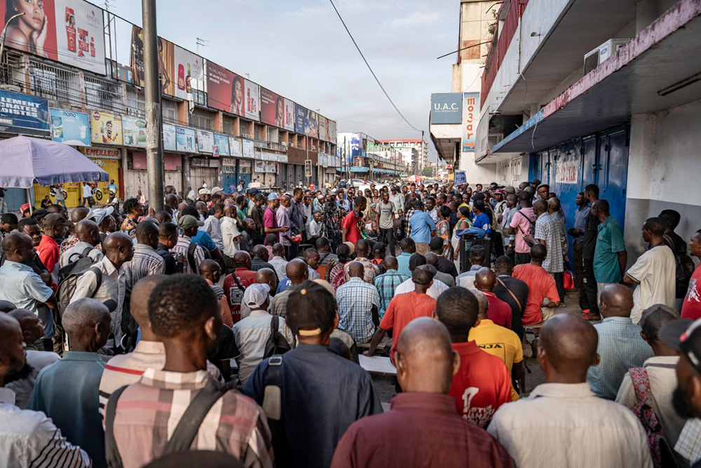 Passersby and supporters of the presidential party, the Union for Democracy and Social Progress (UDPS), gathered to chant songs in honour of President Felix Tshisekedi, in Kinshasa on March 27, 2026. (Photo by Glody MURHABAZI / AFP)