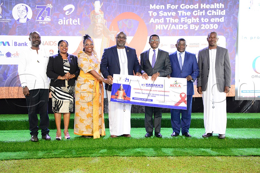 The Katikkiro of Buganda Charles Peter Mayiga (3rd right) and the First Deputy Katikkiro Twaha Kigongo Kaawaase (2nd right) poses with representatives from KCCA at Bulange. Photo by Michael Nsubuga