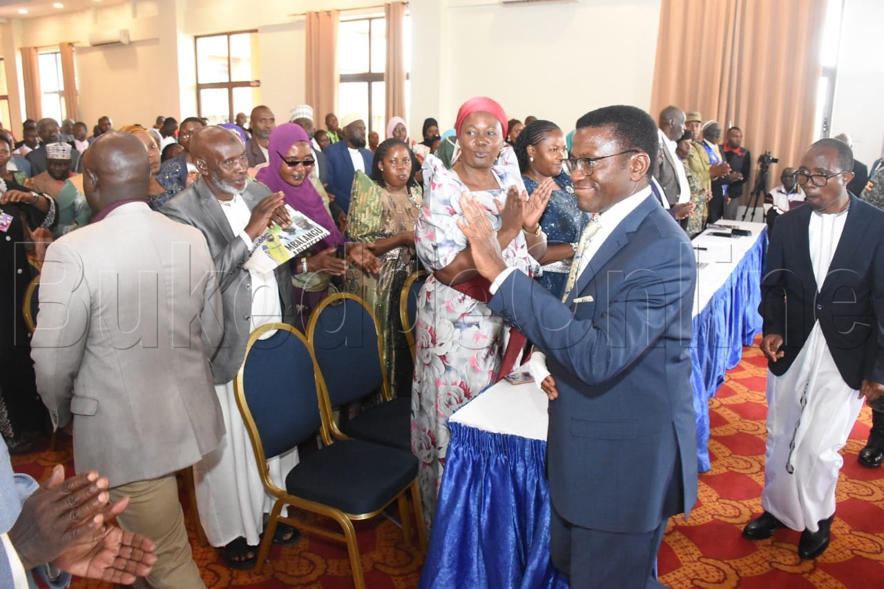 Katikkiro nga bamwaniriza