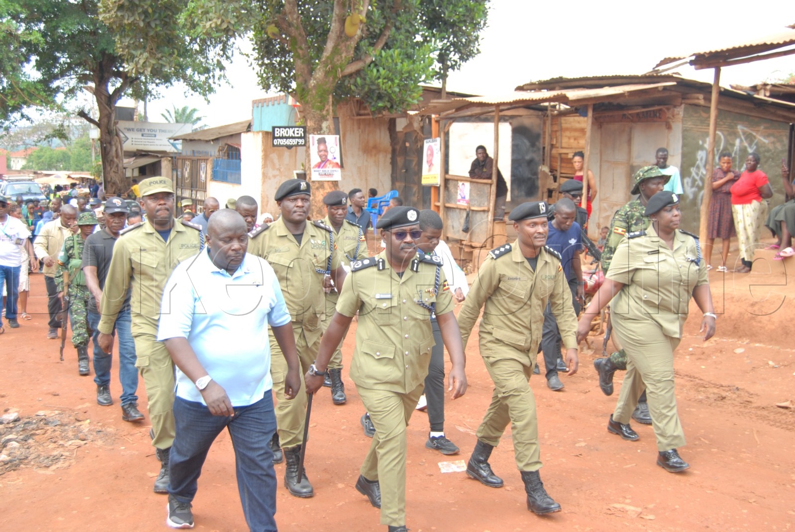 Akulira poliisi n'omuntu wabulijjo Ubaldo Bamunoba (ataddeko galubindi) n'abalala nga bakumba