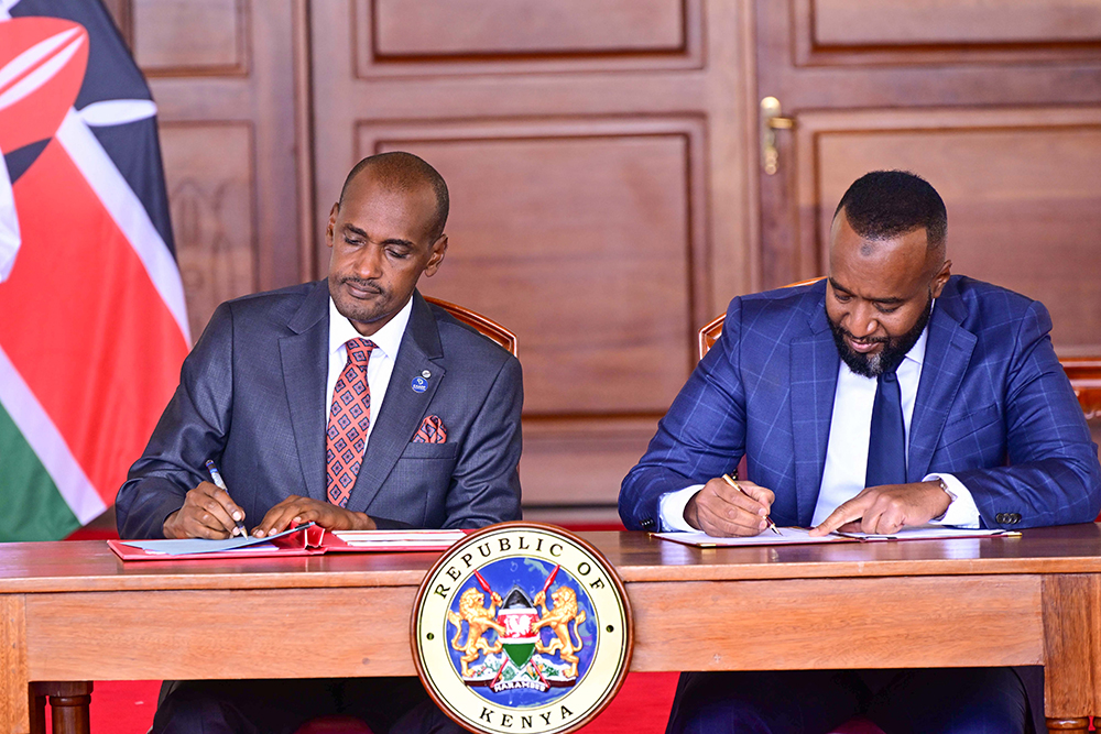 Uganda's Agriculture Minister Frank Tumwebaze and his Kenyan counterpart signing an MOU on agriculture at Nairobi State House on Wednesday. PPU Photo
