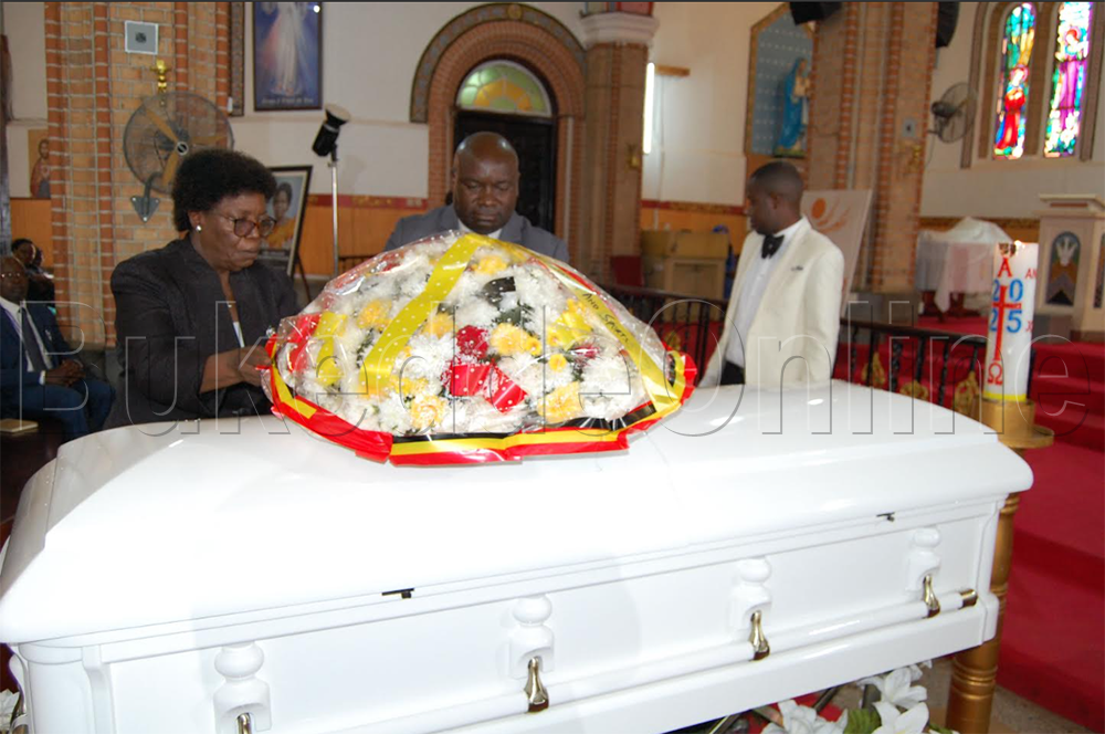 Abakungubazi nga bateeka ekimuli ku kkeesi y'omugenzi