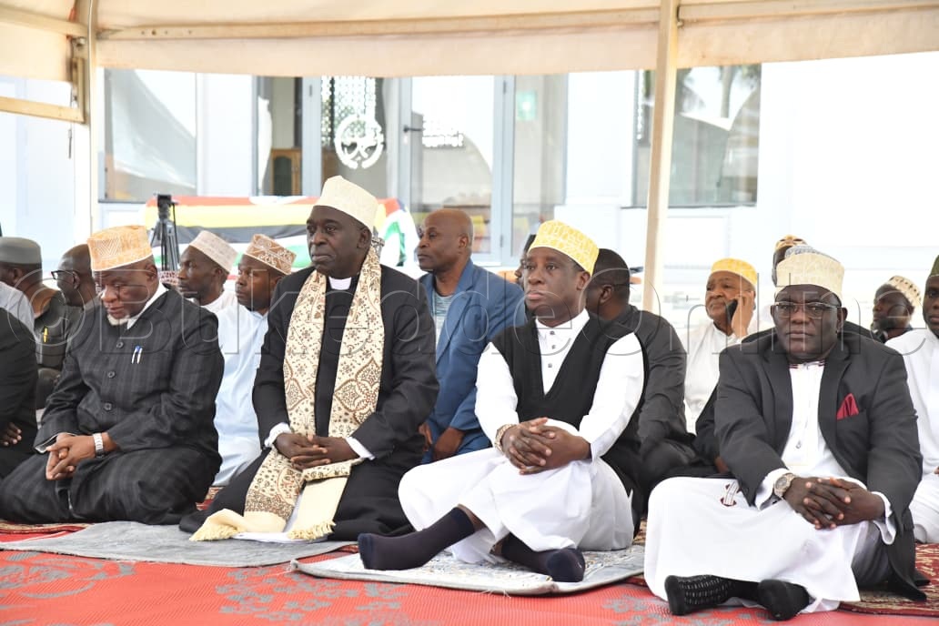 Omulangira Nakibinge (owookubiri ku ddyo), Omumyuka asooka owa Katikkiro wa Buganda, Twaha Kaawaase, Sheikh Galabuzi n'abala mu kusaalira omugenzi e Naguru.
