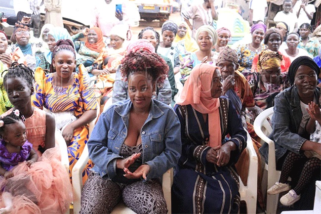 Abakyala be Bwaise ne bali n'omubaka Malende