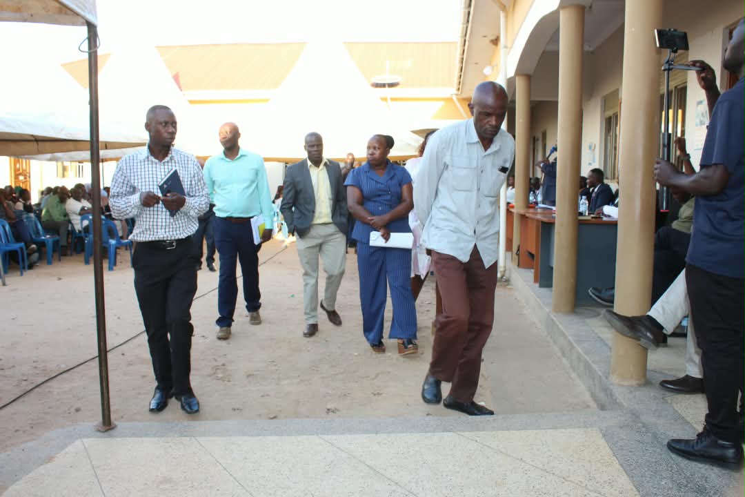 Abamu ku bakozi ba gavumenti e Gomba abaakwatiddwa