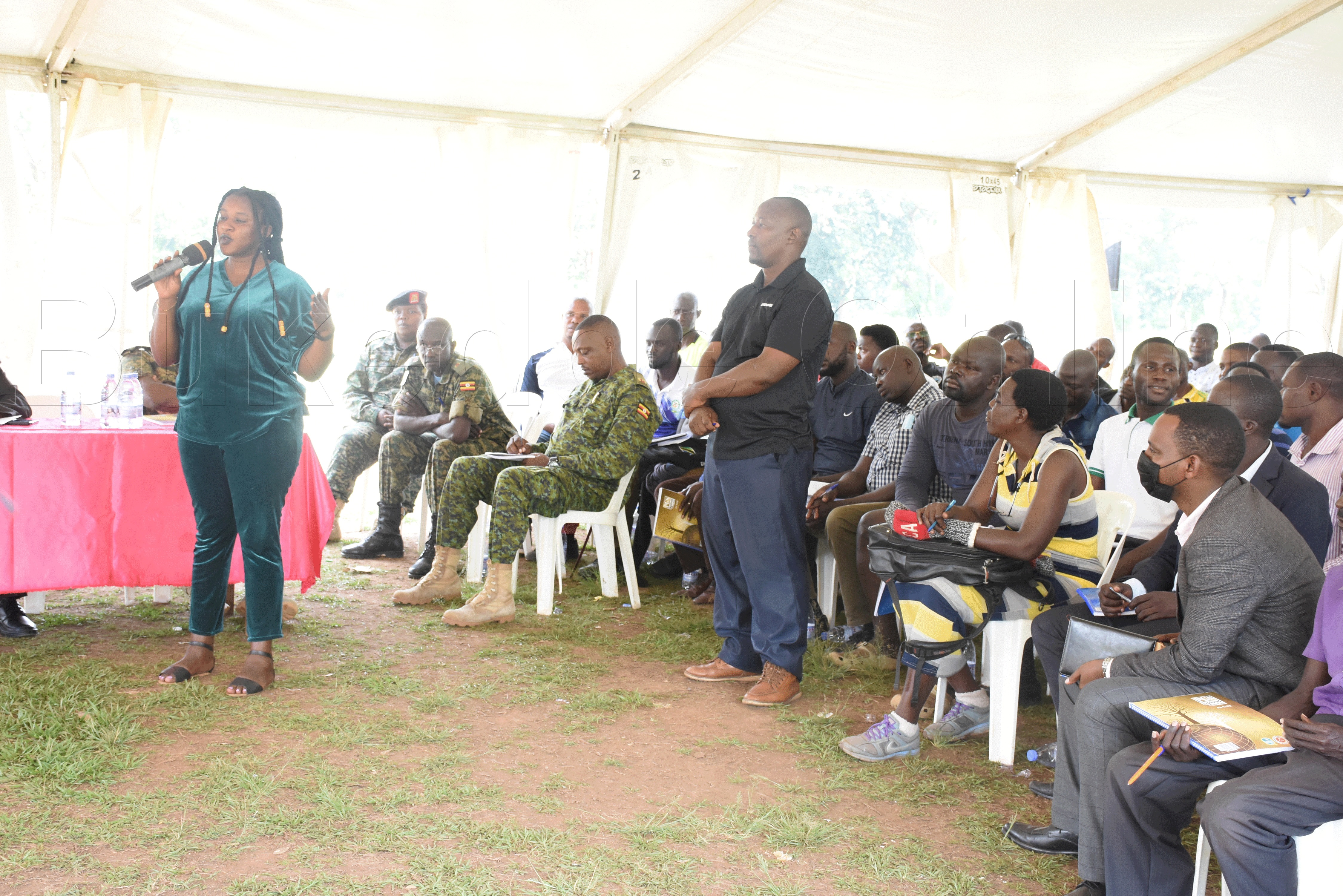 Omukozi wa Redpeeper ng'annyonnyola bannamawulire abakyala bye bayitamu