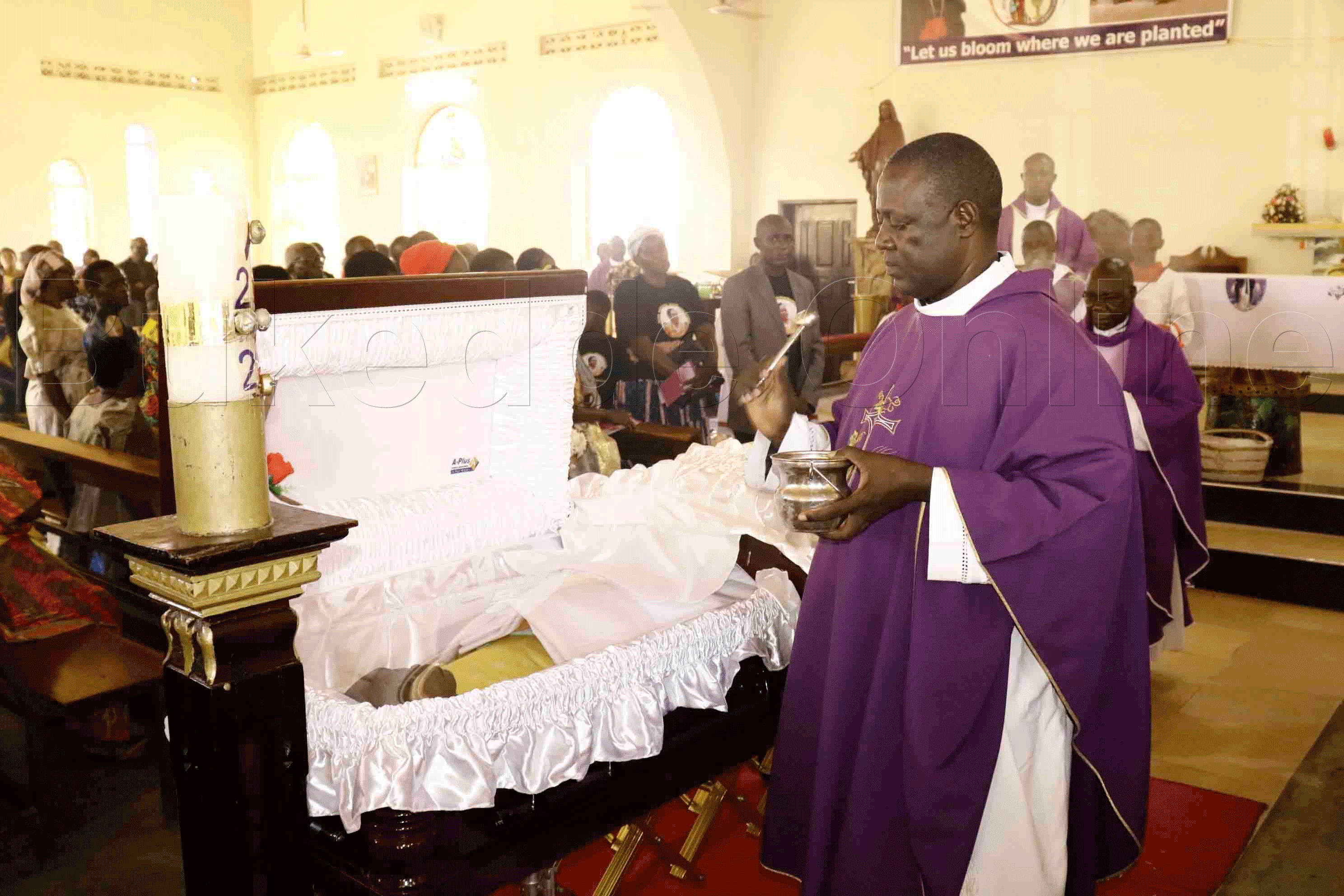 Fr. Paul Ssebitoogo ng’ayigiriza mu mmisa ey’okusabira Nakiganda mu klezia e Mukono.