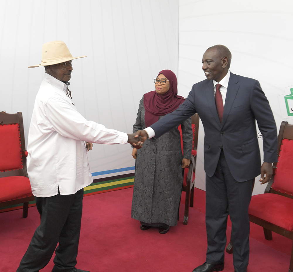 President Museveni greeting President William Ruto of Kenya.