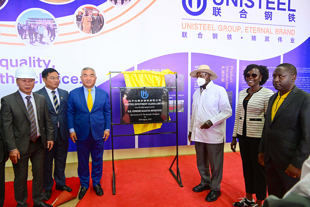 President Museveni poses for a photo with Chinese investors led by Paul Zhang during the commissioning of the Unisteel factory in Mbale on Friday. Standing (L) are the proprietors of the factory. (PPU Photo)