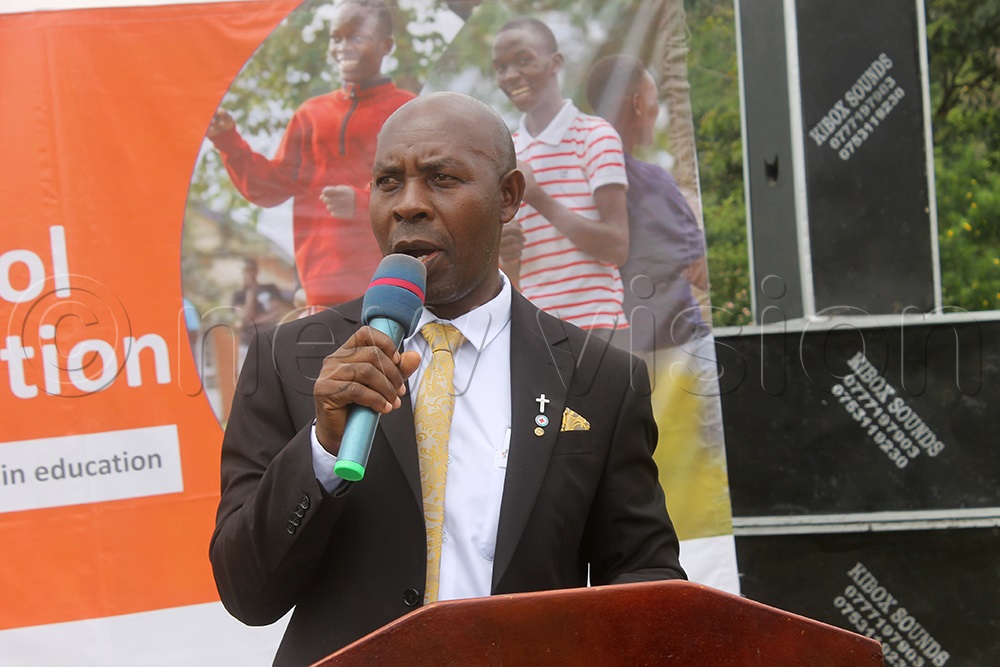 Joseph Nzukwa, the headteacher of Kasese Secondary School speaking to the candidates ahead of the 2025 UNEB UCE final exams. (Photo by Samuel Amanyire)