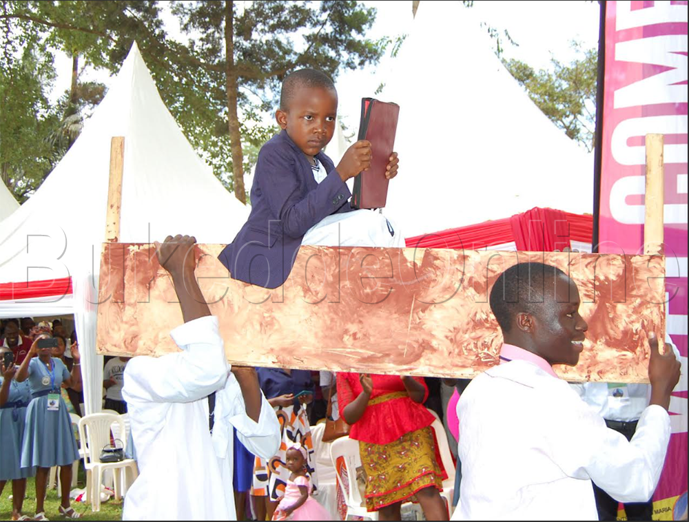 Abavubuka nga boolesa emizannyo ku lunaku lwabwe 