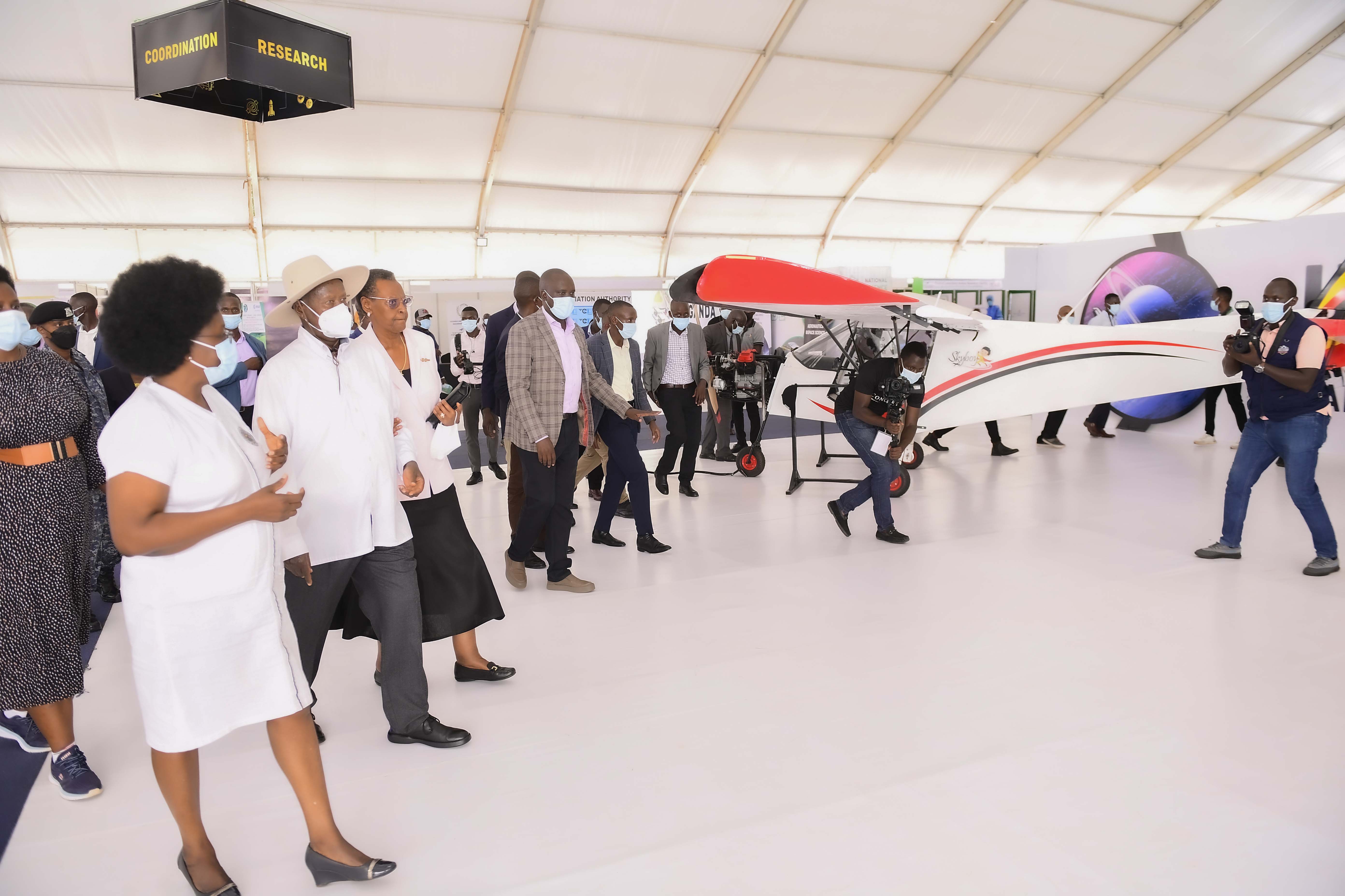 Purezidenti Yoweri Museveni n'omukazi we Janet aha mukoro gw'okutongozaho National Science Week, 2023 aha kishaayi Kololo, Kampala Orwakana ebiro 09/11/2023. Photo by PPU.