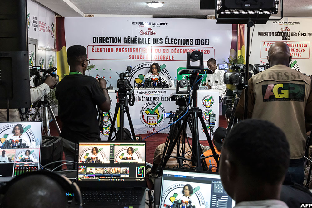 Head of the General Directorate of Elections (DGE) Djenabou Toure&nbsp;(C) speaks during the announcement of official partial results at the DGE offices in Conakry, on December 30, 2025, during Guinea&rsquo;s presidential election.
