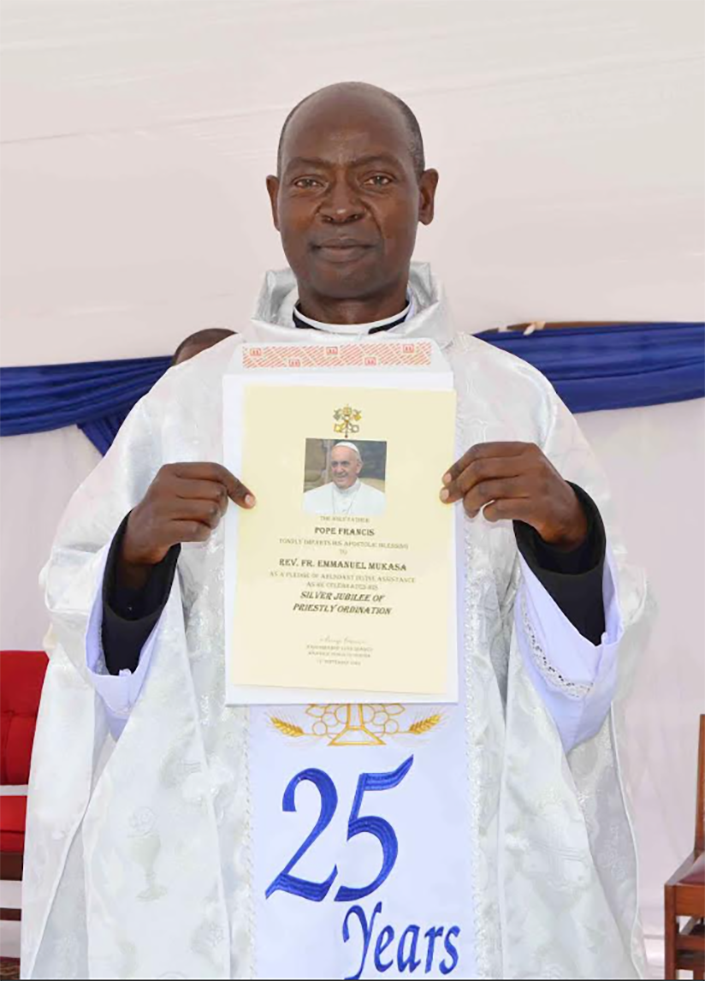 Omugenzi Faaza Emmanuel Mukasa ng'ayolesa omukisa gw'obutume Paapa Francis gweyamuweereza bweyali ajaguza emyaka 25 mu Busaserdooti nga 17.sept.2022