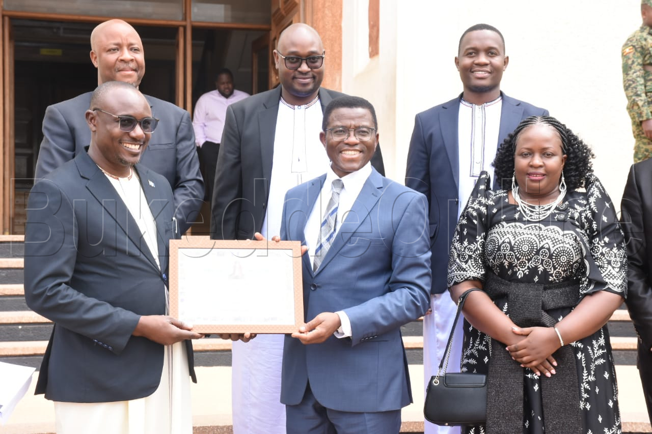 Katikkiro ng'asiibula abagenyi