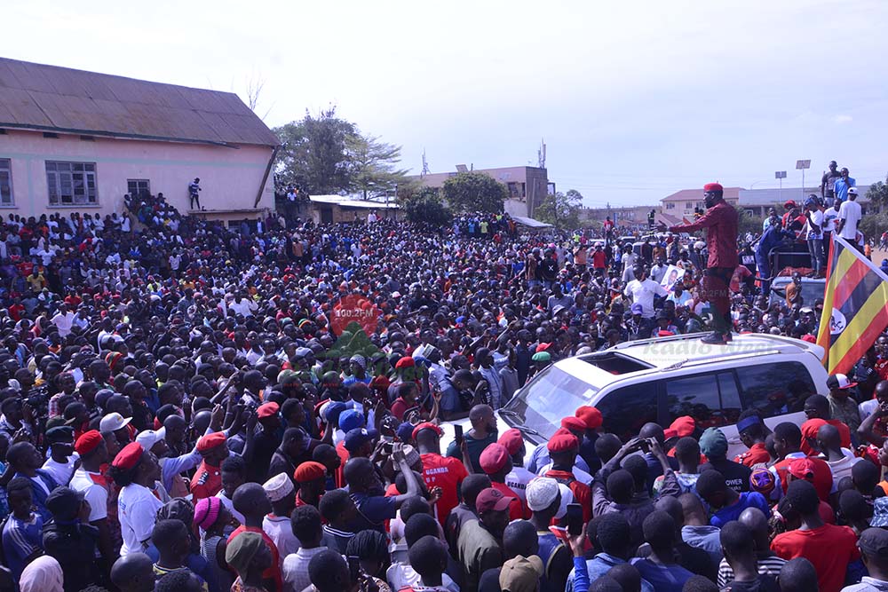 Robert Kyagulanyi , Nup President arikugambaho n'abahagizi be ahakishaayi kya Global High School..(Photo by Adolf Ayoreka) Ayoreka (2)