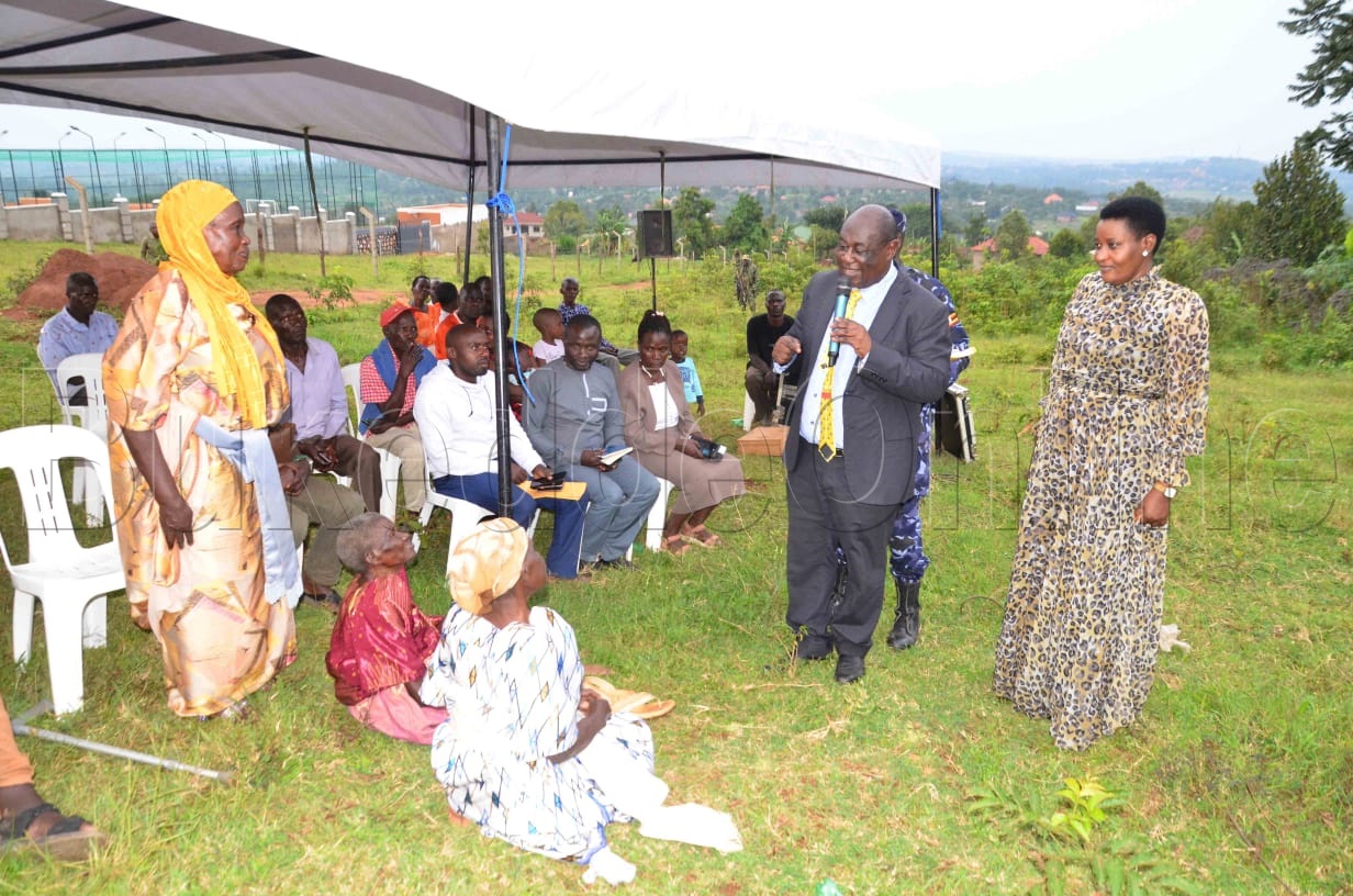 Minisita Mayanja ne RDC Mbabazi nga bogerako eri abakadde bebagobaganya e Banda