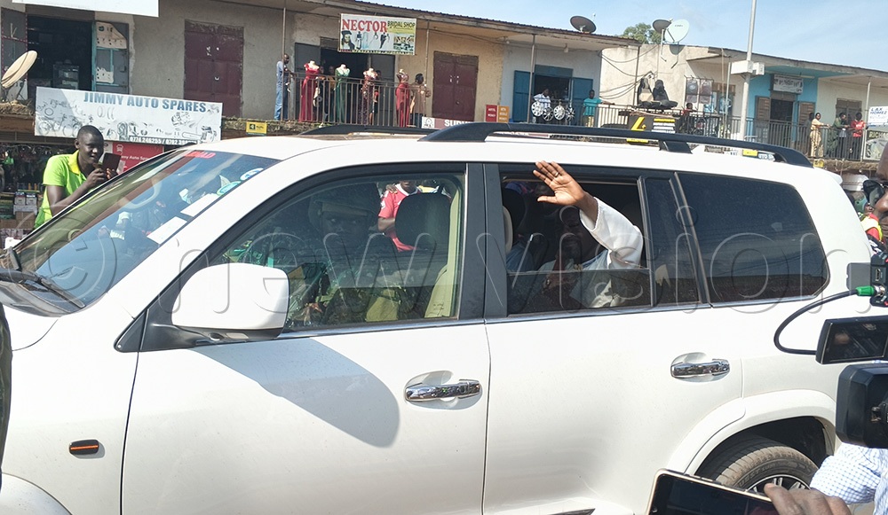 King-in-waiting Edward Rukidi Nyabongo I waves to his subjects as he heads to the Rwengoma-based palace. (Photo by Samuel Amanyire)