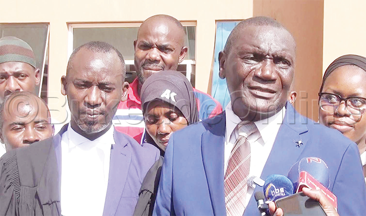 Mulyanyama Ng’ayogerako Eri Bannamawulire Nga Yaakava Mu Kkooti