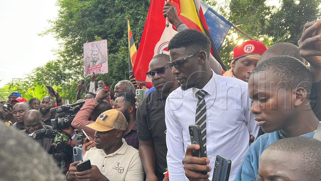 MunnaKatemba Reigns n'abakungubazi abalala mu kuziika Helen e Luwero