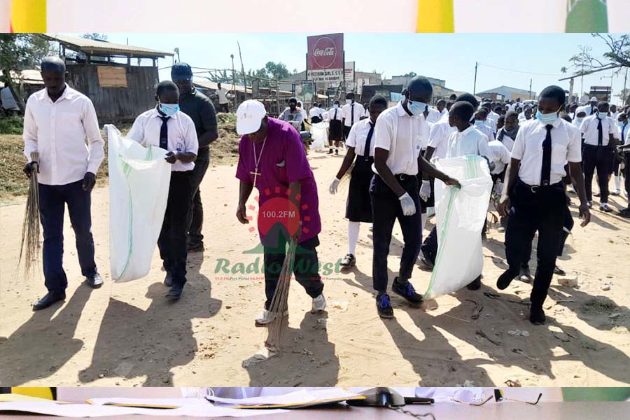Okweteebekanisiza emikoro ya Bushenyi kuhisya emyaka 50, abeebembezi ba Bushenyi beebembiirwe, Biishopu owahumwire Yonah Katonene barikuyonja etauni omuri Rwentuuha.