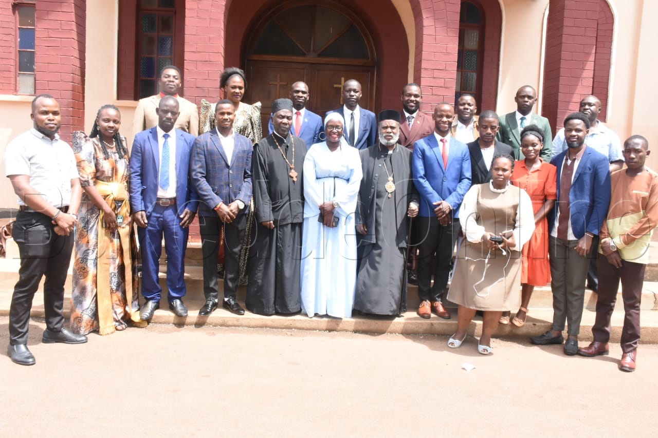 Ssaabasumba Mzee nga bali mu kifaananyi eky'awamu