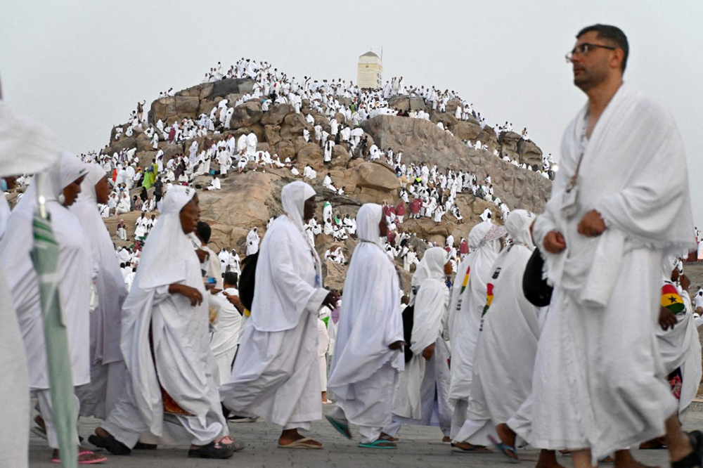 Prospective pilgrims arrive at the Mount Arafat (Mountain of Mercy) to perform wuquf, considered as the most essential pillar of the Hajj, as Muslims from all over the world continue their worship to fulfill the Hajj pilgrimage in Mecca, Saudi Arabia on May 26, 2026. (AFP)