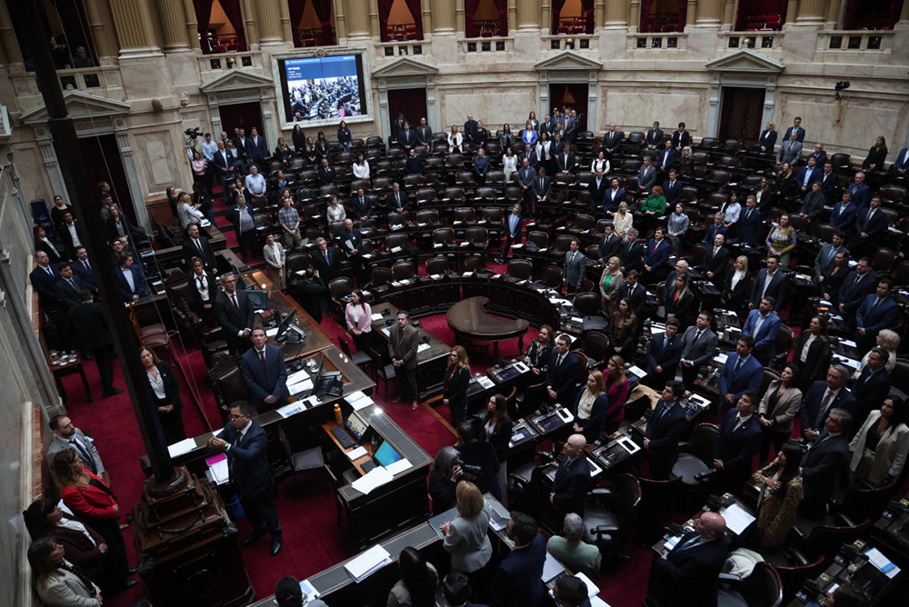  Argentina's deputies remain standing during a session of the Congress to debate a government proposal calling on the provinces to redefine glacier protection zones in order to expand mining operations, in Buenos Aires, on April 8, 2026. (Photo by TOMAS CUESTA / AFP)