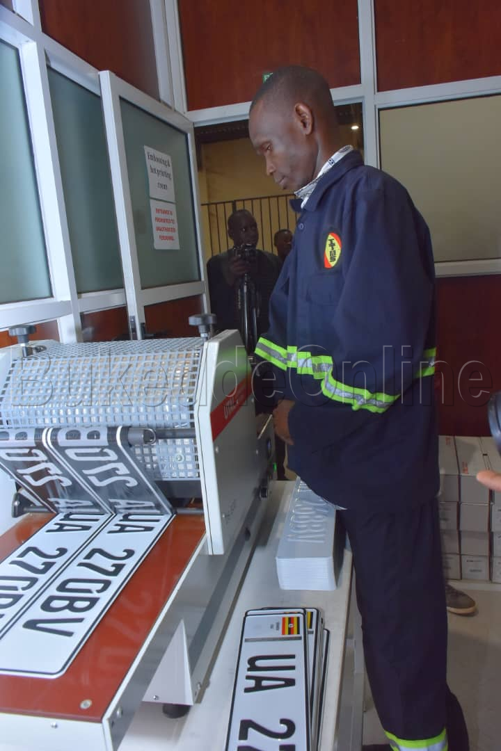 Abakozi nga bakola butaweere okufulumya number plates 