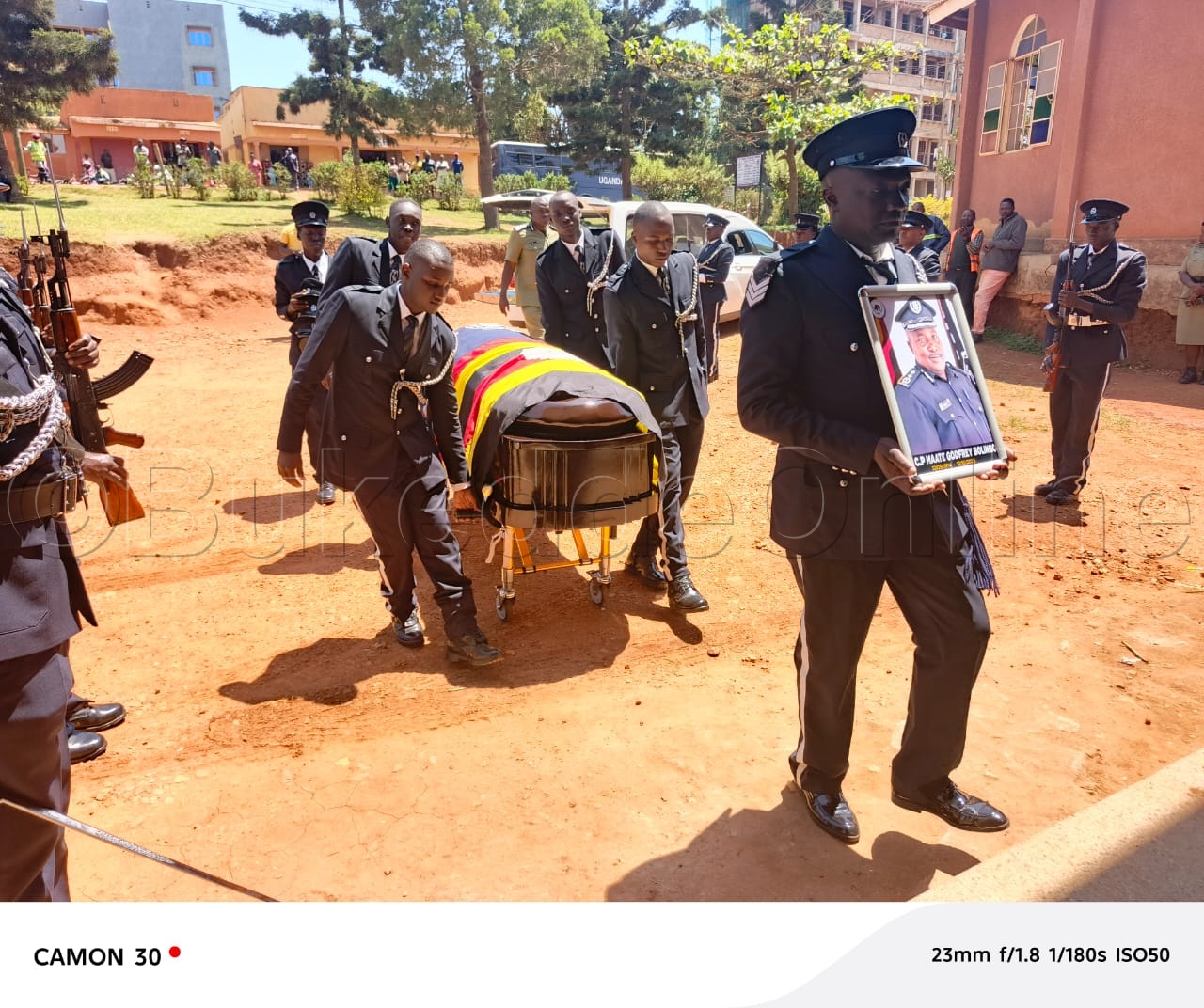 Omulambo gwa Maate ng'akuyingira ekkanisa.