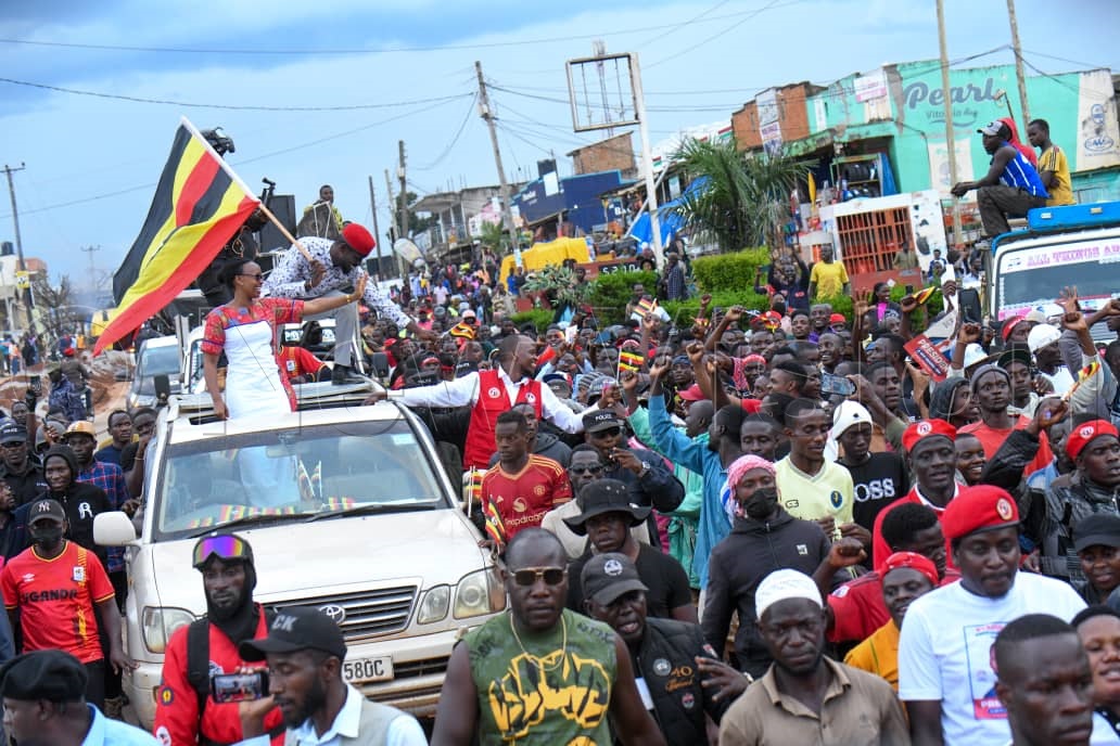 Kyangulanyi welcomed by supporters during the campaign trail. (Credit: Ponsiano Nsimbi) 