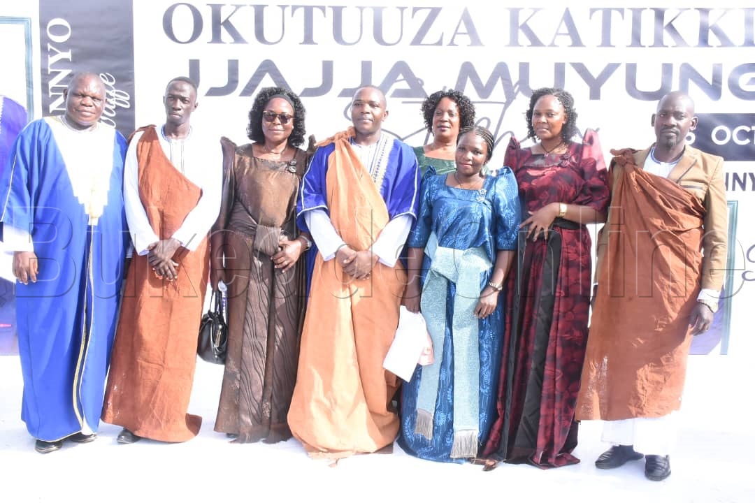 Katikkiro Muyunga ng'ali ne Nnamasole ow'okusatu okuva ku kkono wamu n'abagenyi
