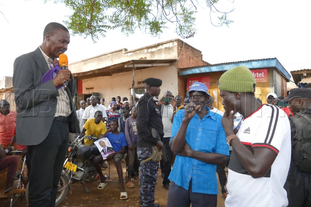 Muntu bwe yabadde ayogerako n'abantu b'e Obongi eggulo ng'anoonya akalulu.