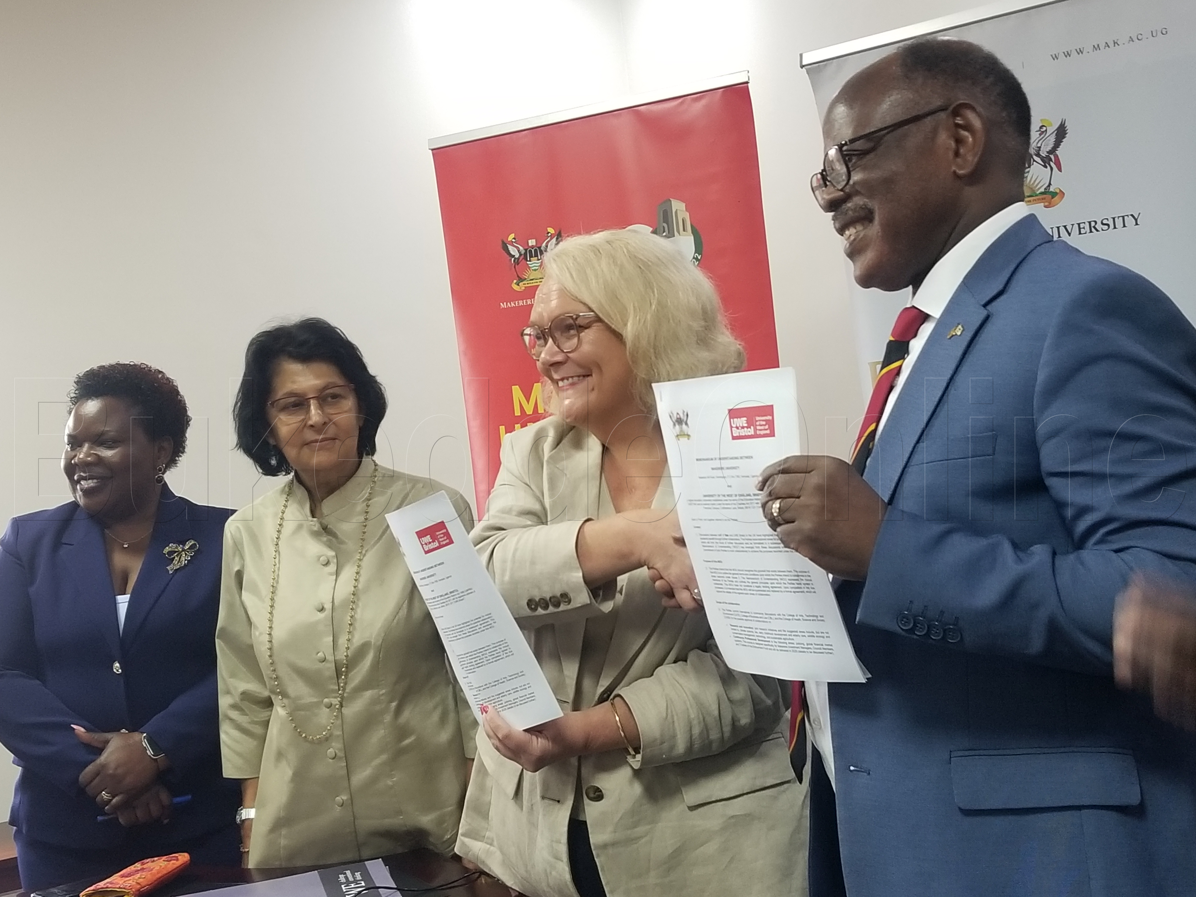 Polof. Nuwangwe ng'ali n'abakungu abalala