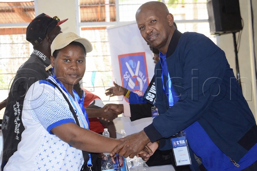 Villa Prresident Omar Mandela posing for a photo with a fan after general assembly