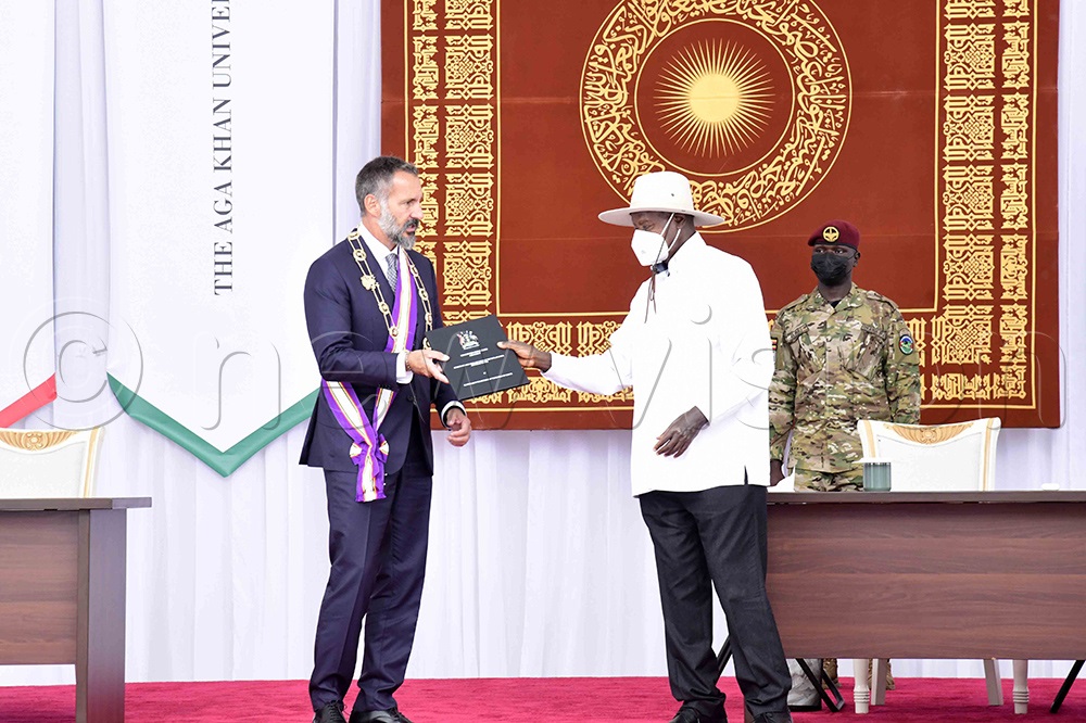 President Yoweri Museveni handing over an award after decorating the Aga Khan with the Most Excellent Order of the Pearl of Africa (Grand Master). The decoration recognises the Aga Khan’s distinguished services to the nation and his leadership in advancing social and economic development. (Photo by Eddie Ssejjoba)