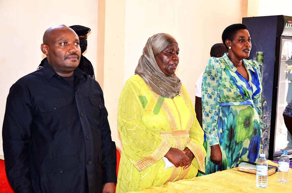 Rdc Kira Municipality Naboth Kagolo, Kampala Minister Minsa Kabanda And The Wakiso District Rdc Justine Mbabazi Listening To The Grievances Of Nrm Losers In Kira (photo By Isaac Nuwagaba) 