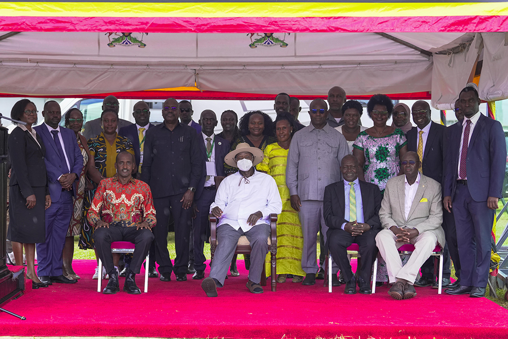 President Museveni in a group photo with the Minister of Agriculture, Animal Industry and Fisheries, Frank Tumwebaze (left) and other officials at the launch of the anti-tick vaccine. (PPU)
