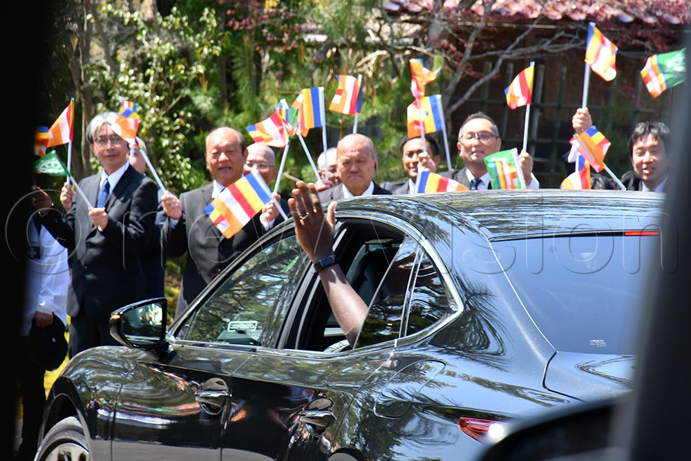 The left hand of the King of Busoga, William Gabula Nadiope IV, popped out of the car window while he was waving to the Japanese at Mount Muryoju as he was being driven to Kansai Airport to depart for Uganda. (Credit: Donald Kiirya)