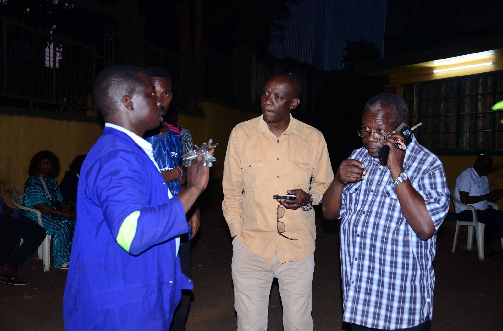 Andrew Benon kibuuka ku ddyo n'abakungubazi abalala mu Maka g'omugenzi