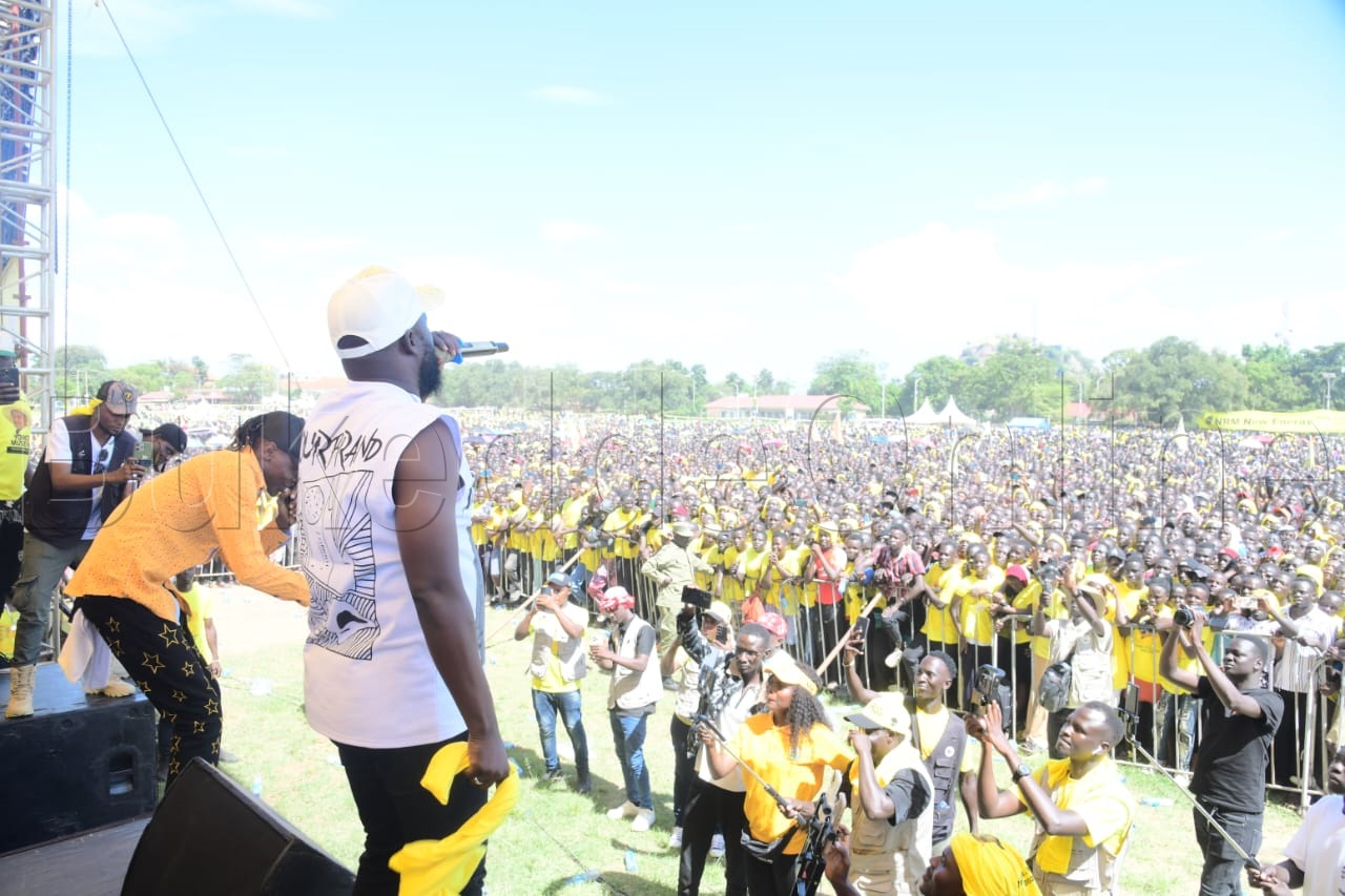 Abayimbi nga basanyusa abantu ba NRM