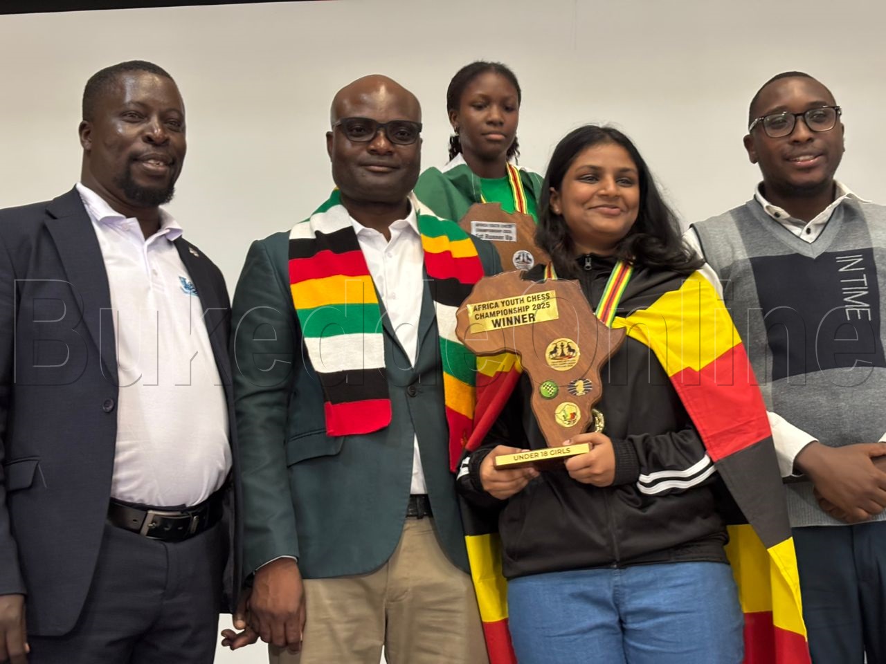 Sana nga yaakakwasibwa engule nomudaali, ku kkono ye Emanuel Mwaka President wa UCF