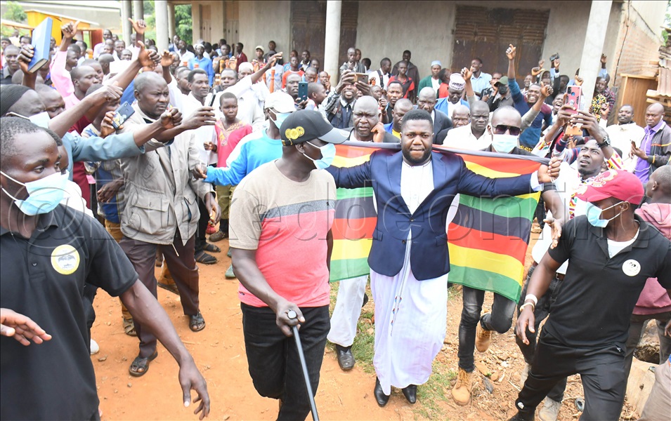 Geoffrey Wayabire (wakati Ne Bendera Ya Bugwere) Ng’ajaganya N'abawagizi Be Oluvanyuma Lw'okumulonda Ku Bwa Ikumbania Bwa Bugwere.