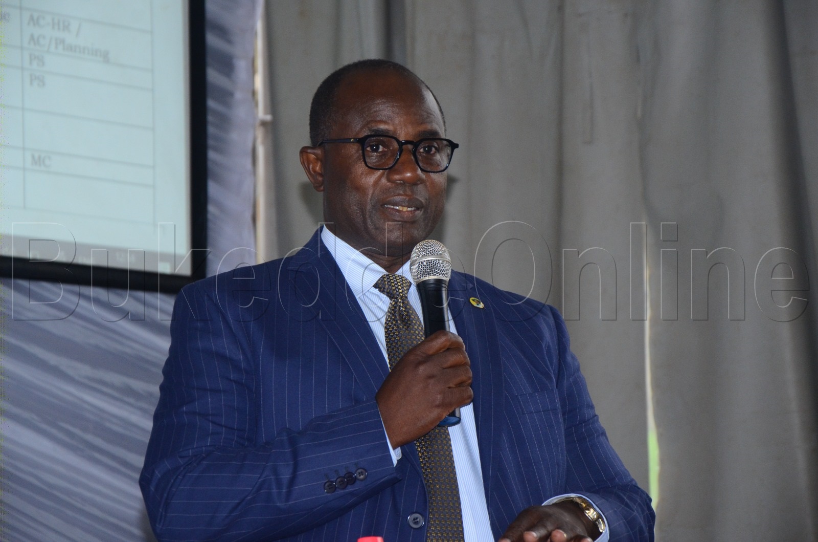 Minister we by'obulimi n'obulunzi Hon Fred Bwiino Kyakulaga nga ayogerako eli abakozi be Kitongole kye byobulimi nobulunzi e Ntebe.