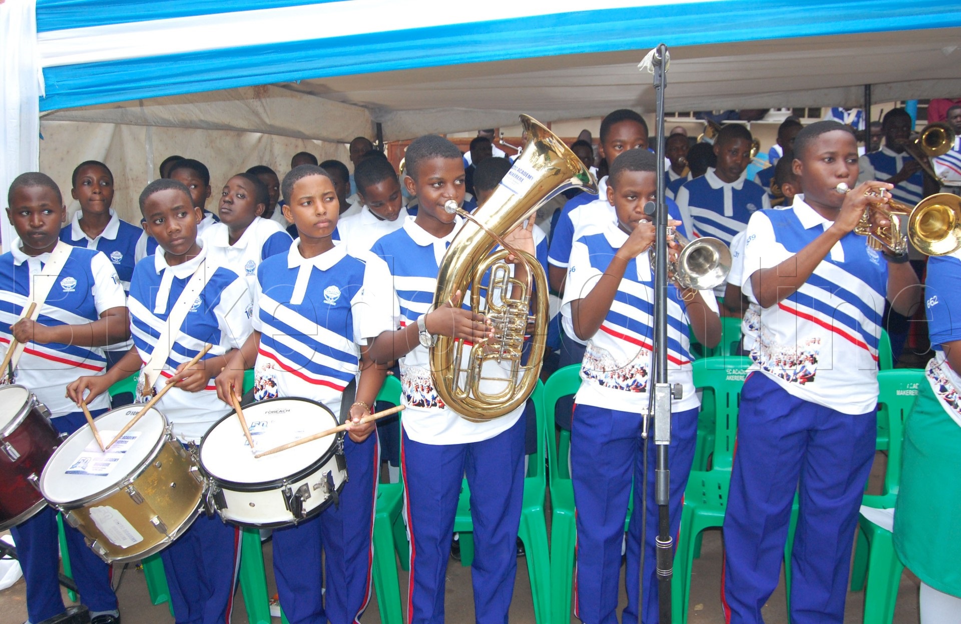 Abaana bafuuwa emirere okusanyusa abangenyi