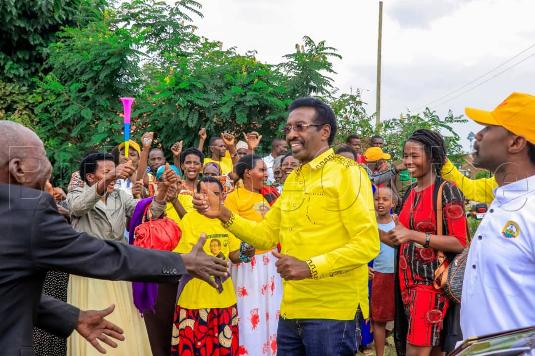 Jim Muhwezi ng'ali ne bannakibiina kya NRM