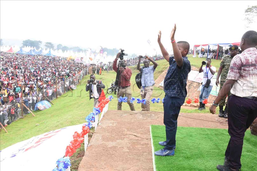 Omulangira Ssemakokiro Ng'awuubira Ku Bantu